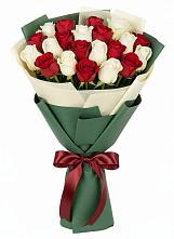 Букет Микс из красных и белых роз в Кингисеппе