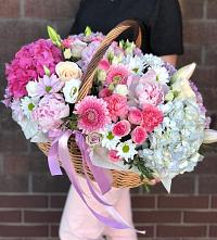 Цветочная композиция из Розы, Хризантемы, Пионы и Лизиантусы в корзине #REPLACE_PRED# Кингисеппе