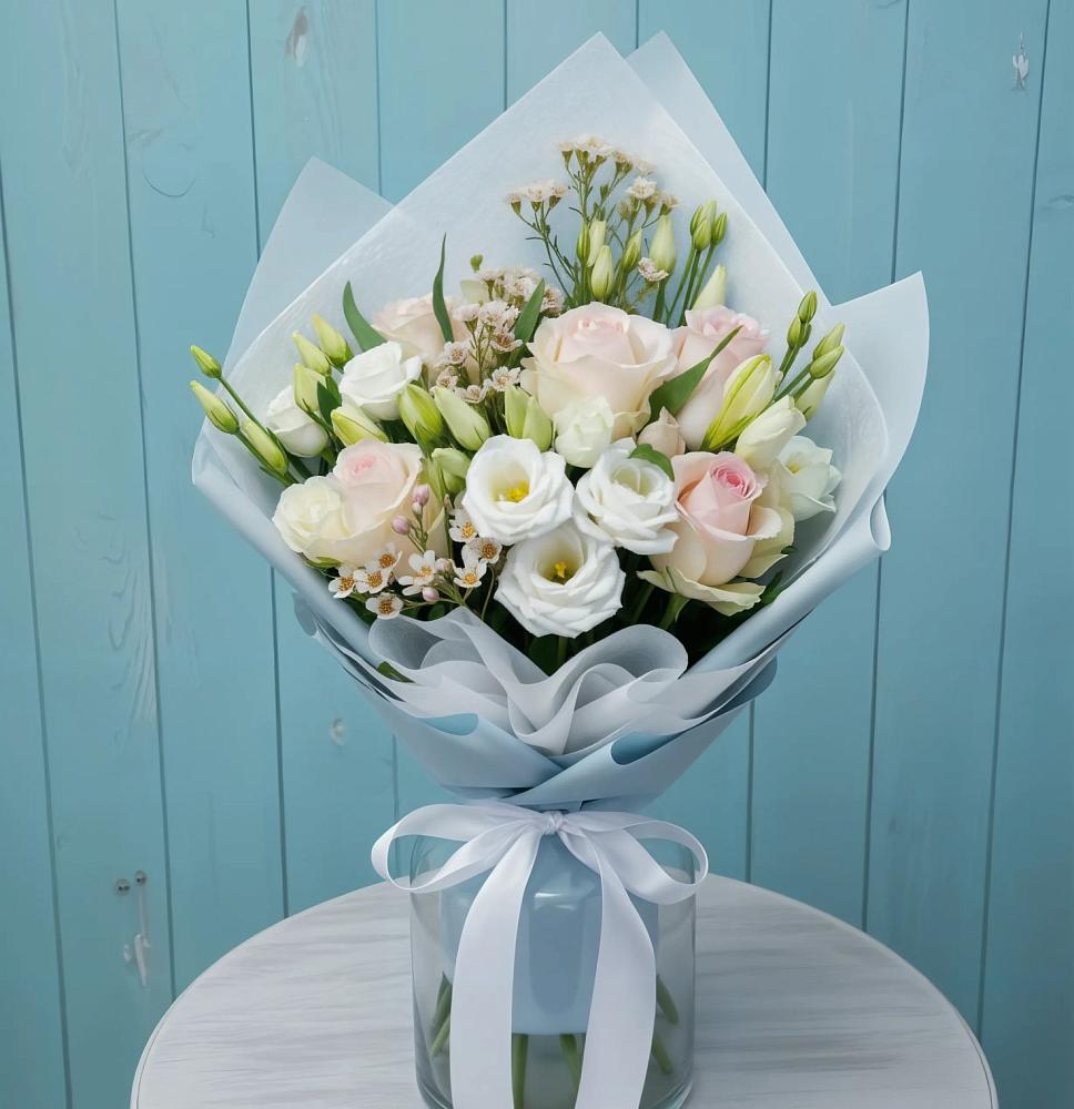 Букет цветов из: Розы и Лизиантусы в Кингисеппе