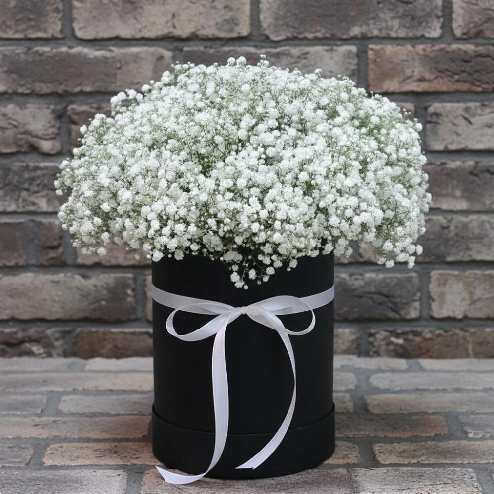 Цветочная композиция из Гипсофила в шляпной коробке в Кингисеппе