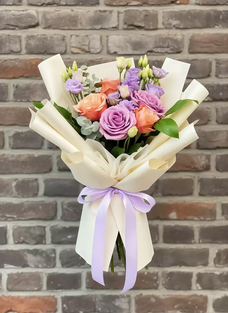 Букет цветов из: Лизиантусы и Розы в Кингисеппе