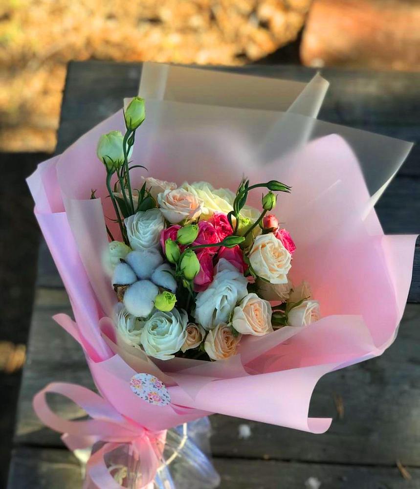 Букет цветов из: Розы и Лизиантусы в Кингисеппе