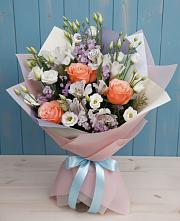Букет цветов из:  Лизиантусы, Розы, Альстромерии и Гипсофила в Кингисеппе