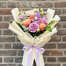 Букет цветов из:  Лизиантусы и Розы в Кингисеппе