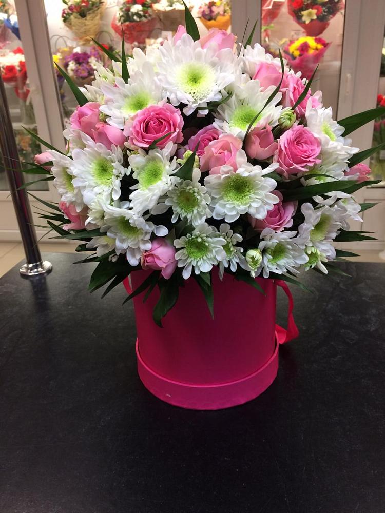 Цветочная композиция из Розы и Хризантемы в шляпной коробке в Кингисеппе