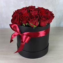 Цветочная композиция из Розы в шляпной коробке в Кингисеппе