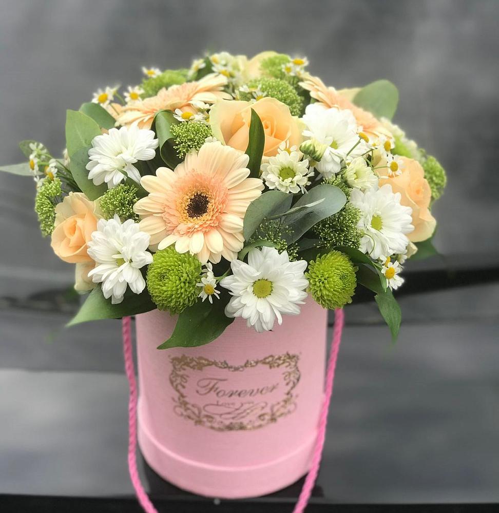 Цветочная композиция из Розы, Герберы и Хризантемы в шляпной коробке в Кингисеппе