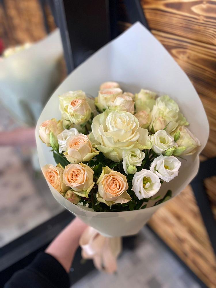 Букет цветов из: Розы и Лизиантусы в Кингисеппе